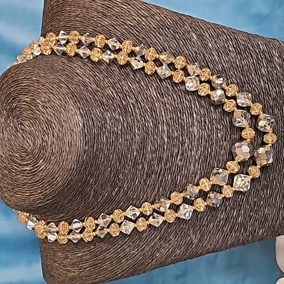 Vintage 1950s crystal choker 2 strands, 2 gold tone brooches - Picture 8 of 14